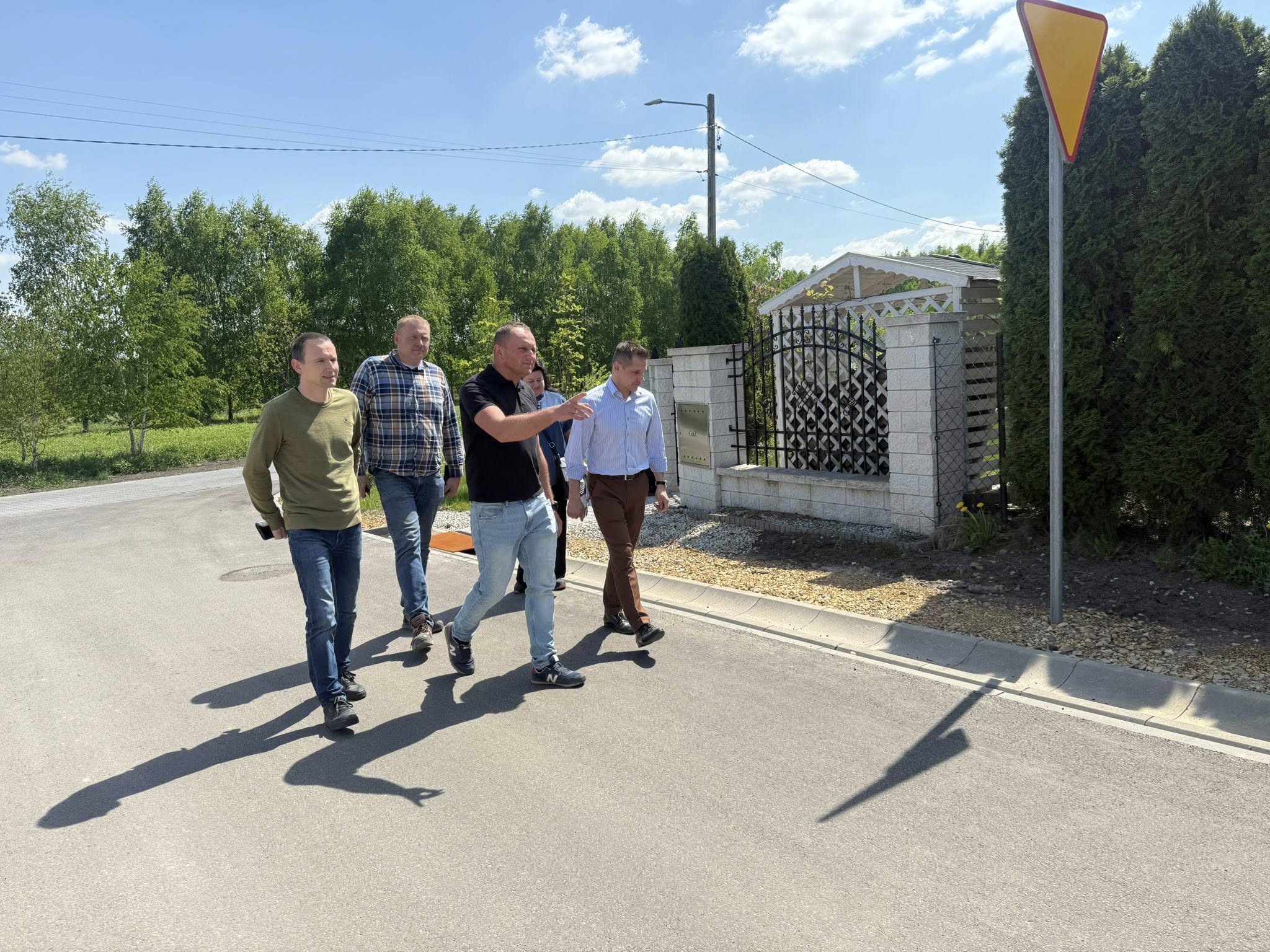 Trzech mężczyzn i kobieta idący drogą