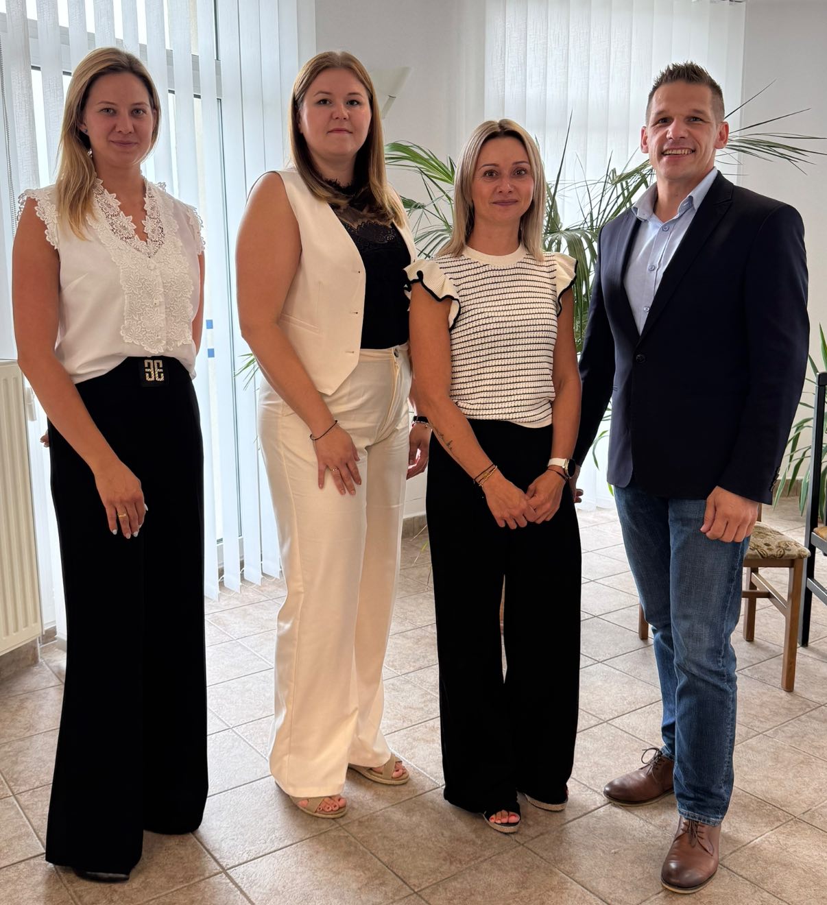 Osoby pozujące do zdjęcia w pomieszczeniu