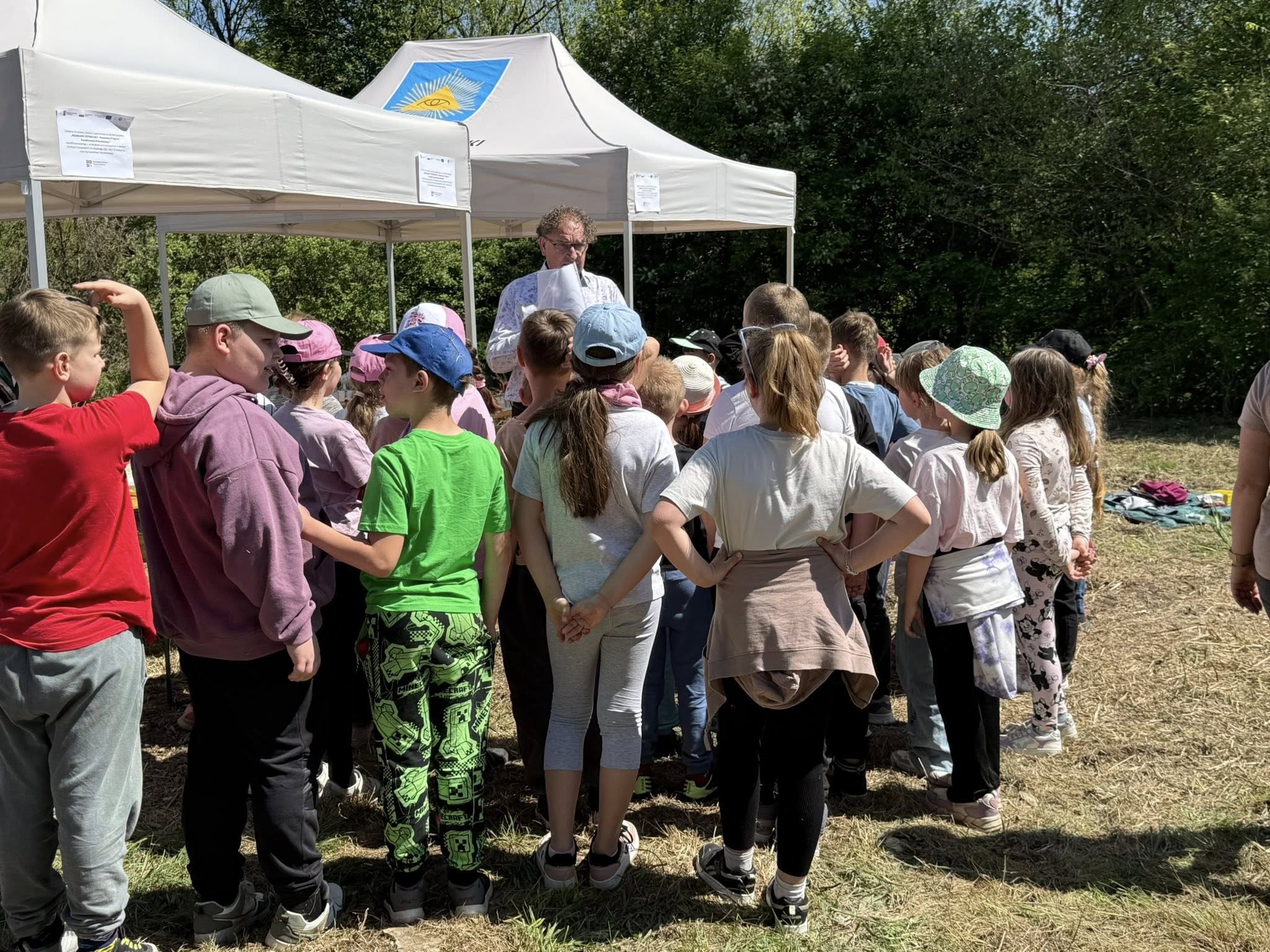 Dzieci stojące na polanie