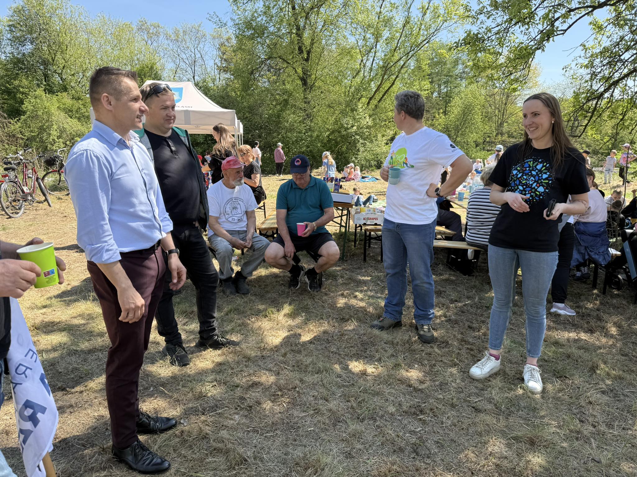 Osoby stojące na polanie