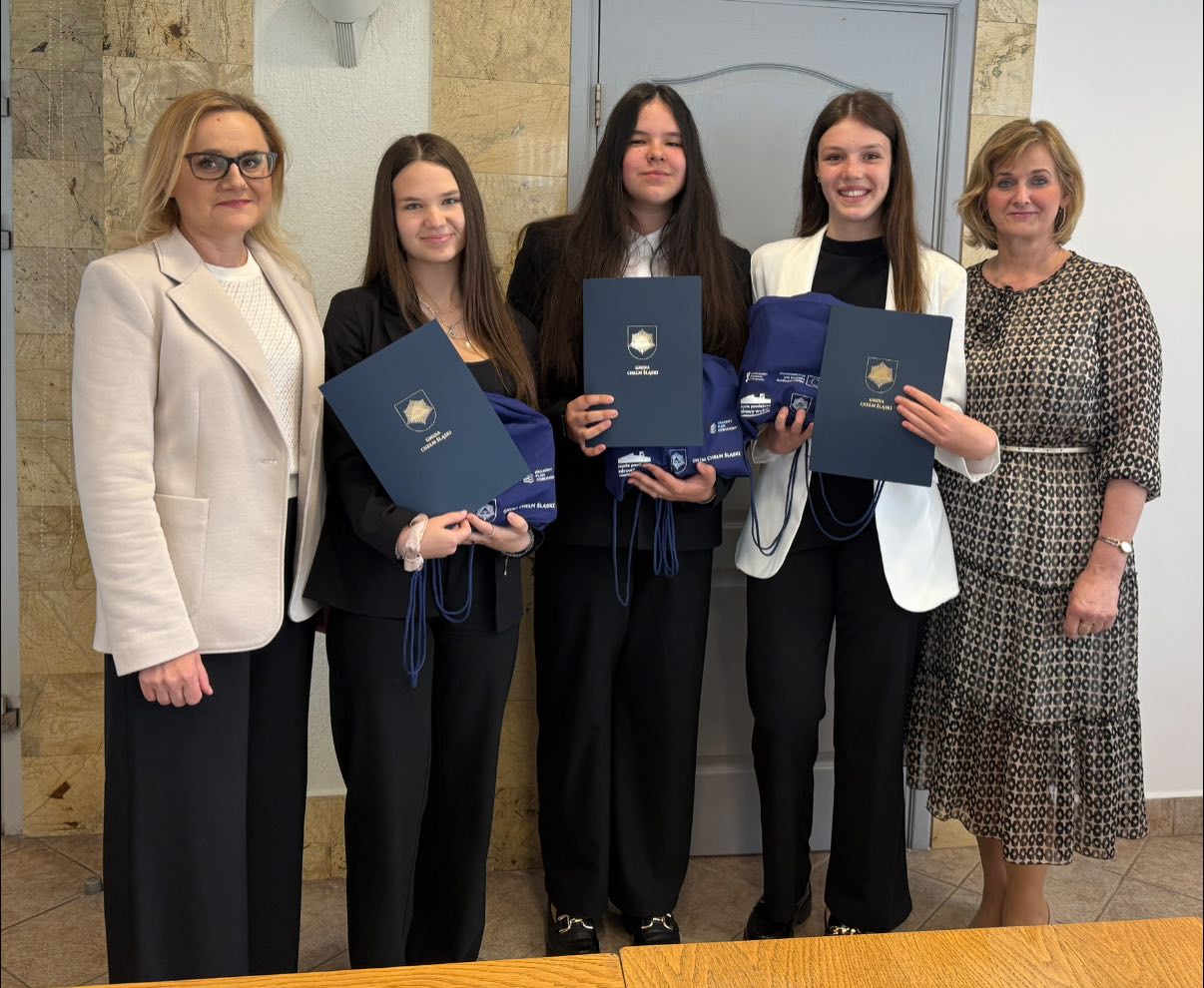 Młodzież pozująca do zdjęcia w pomieszczeniu