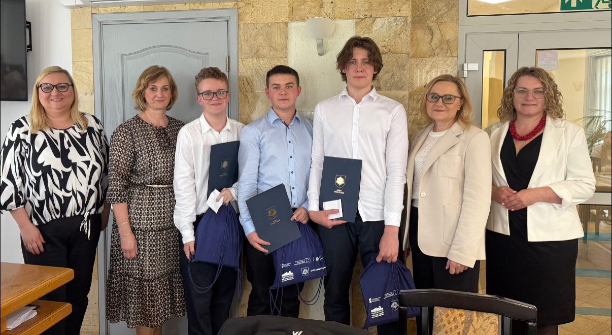 Młodzież stojąca w pomieszczeniu