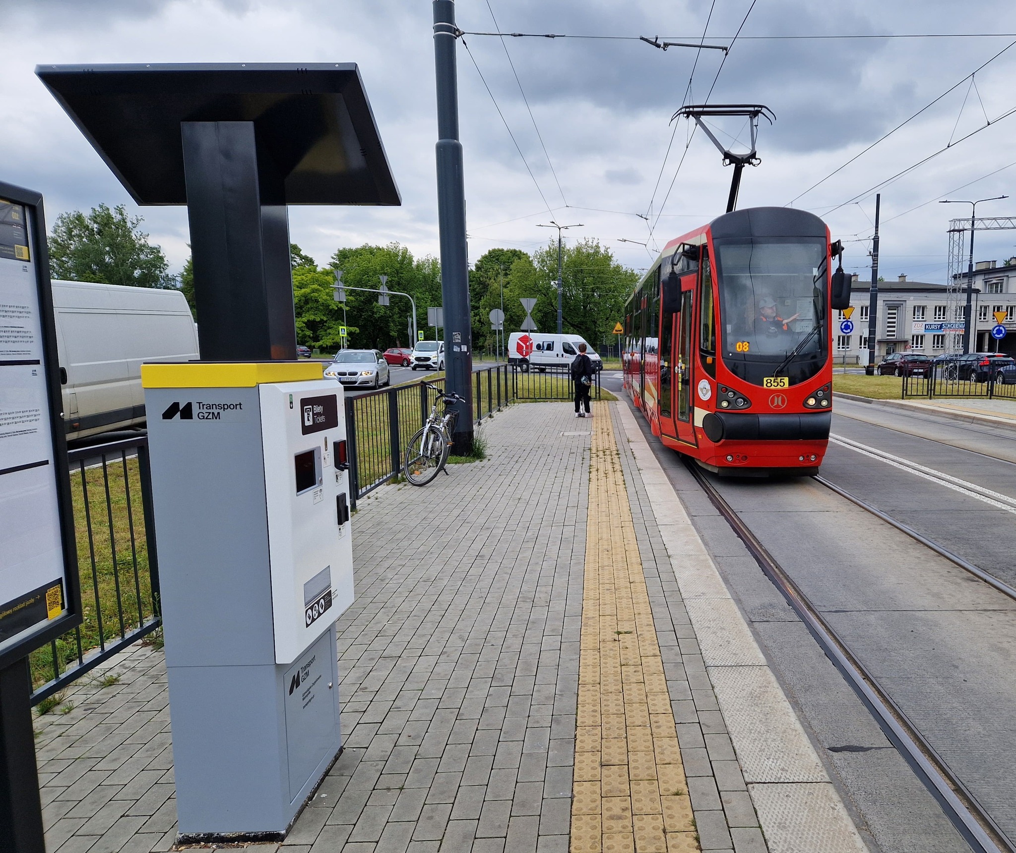 Jadący tramwaj - zbliżający się do przystanku 