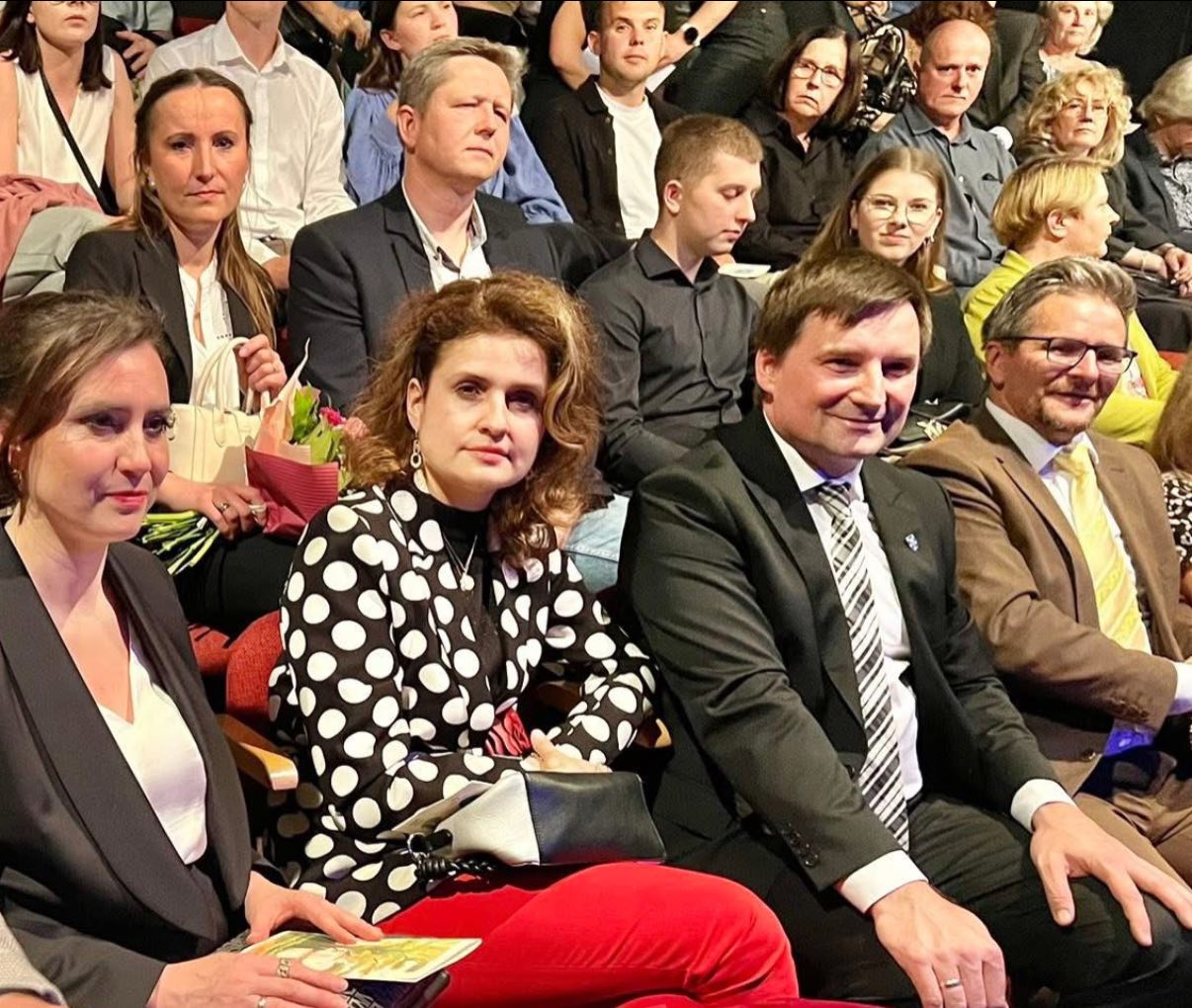 Ludzie siedzacy na widowni 