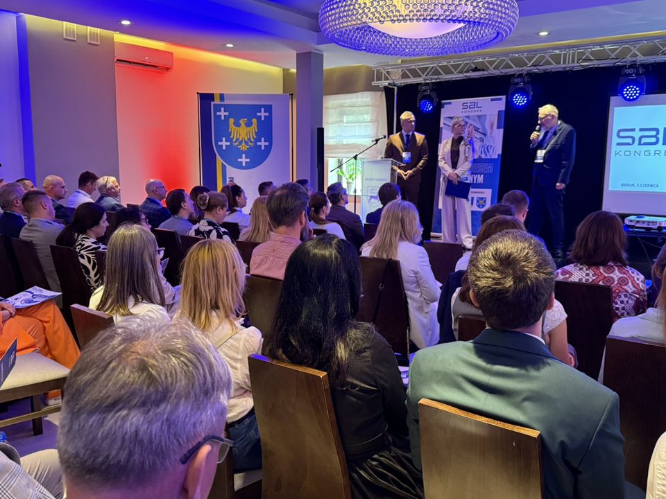 Sala konferencyjna wypełniona uczzestnikami 