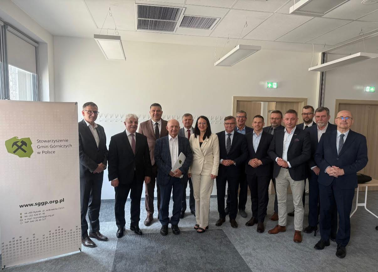 Zdjęcie uczestników zgomadzenia w pomieszczeniu pozujących do zdjęcia