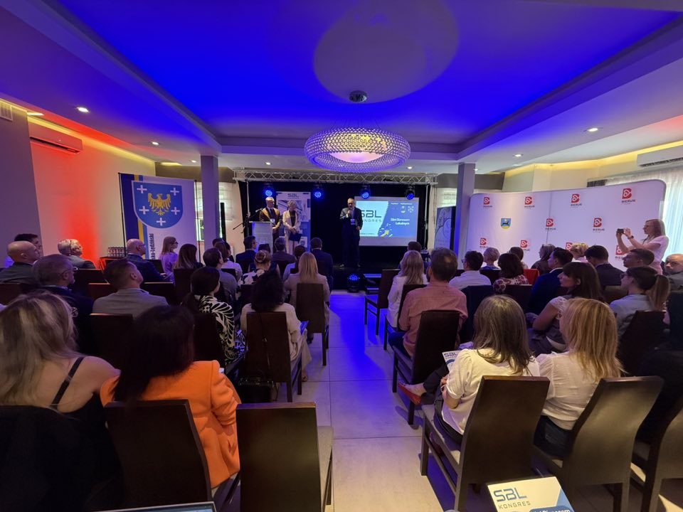 Sala konferencyjna wypełniona uczestnikami