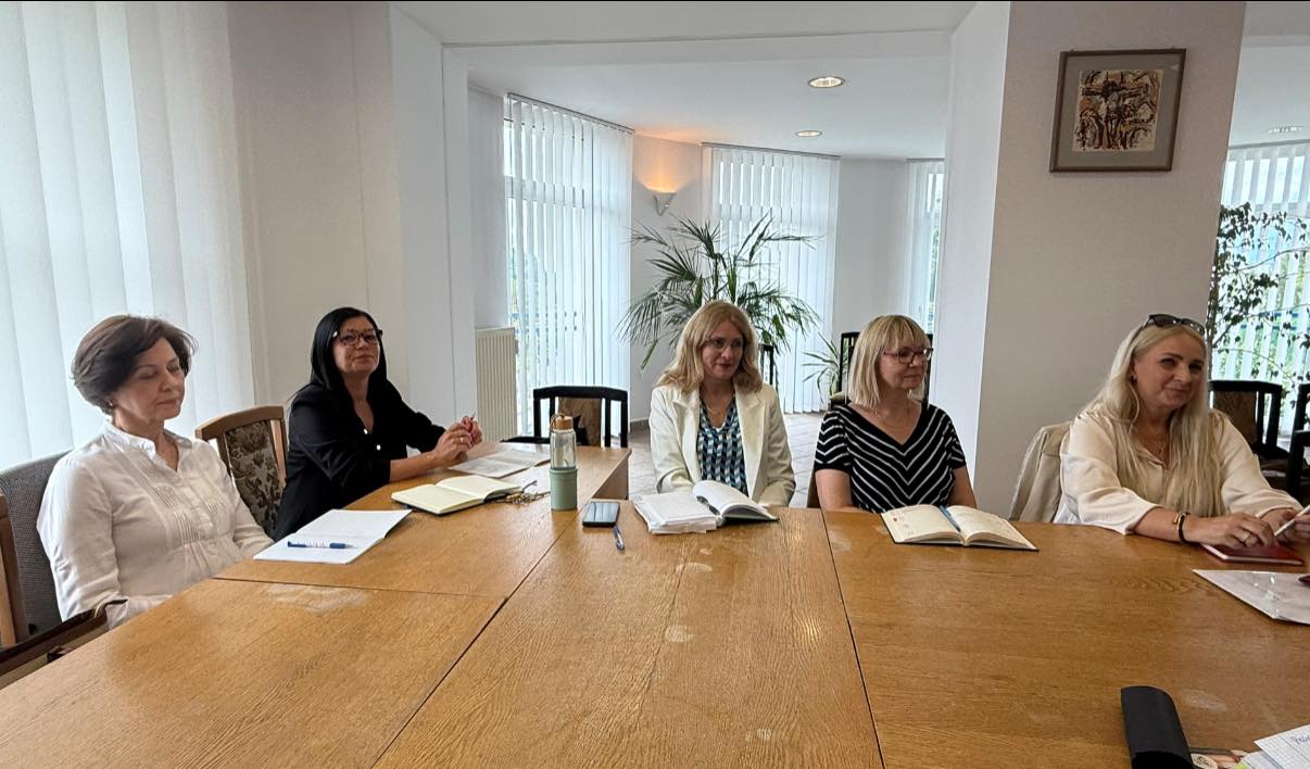 sala posiedzeń, na której siedzą uczestniczki szkolenia