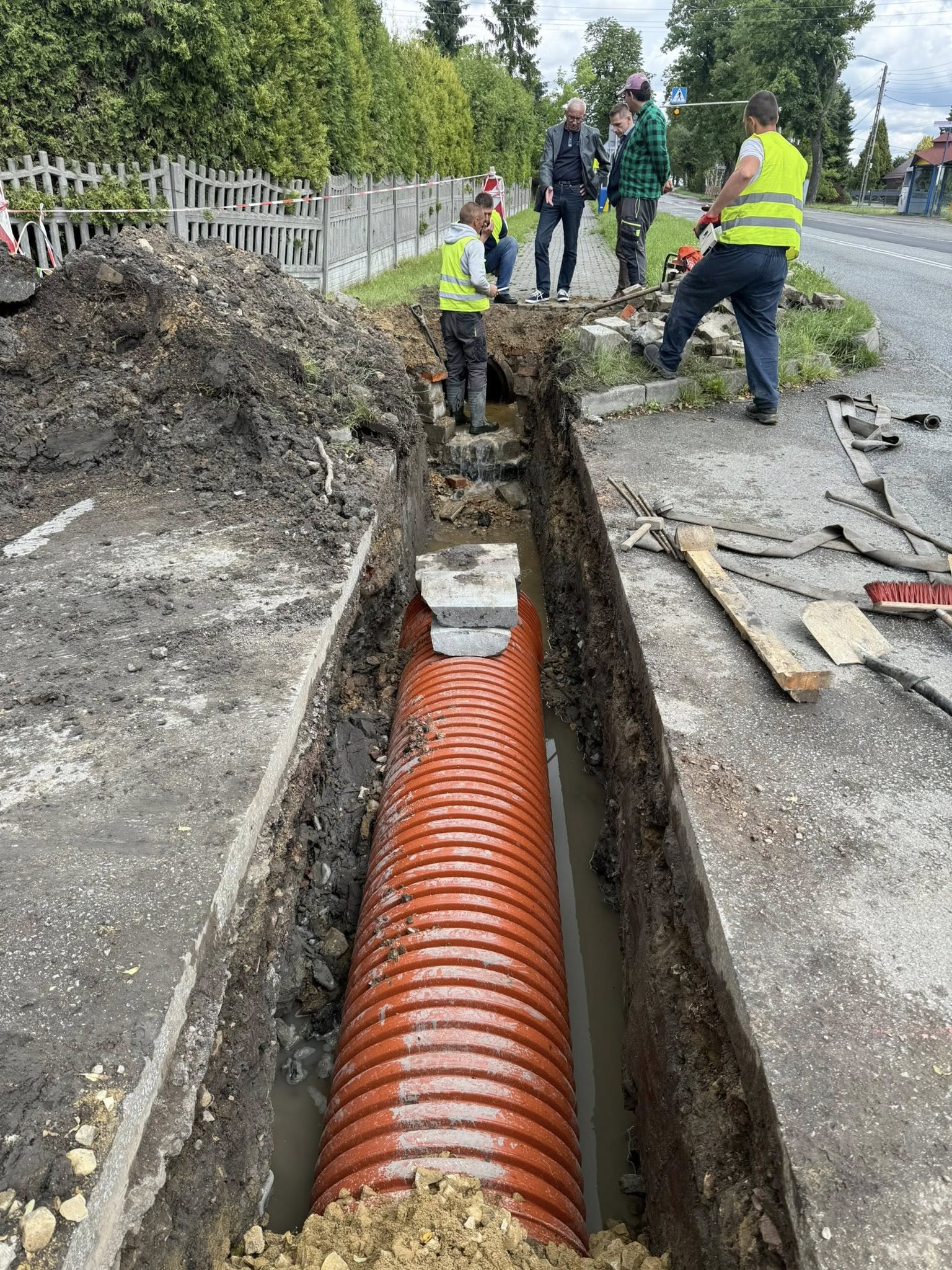 Rów z rura odprowadzającą wodę