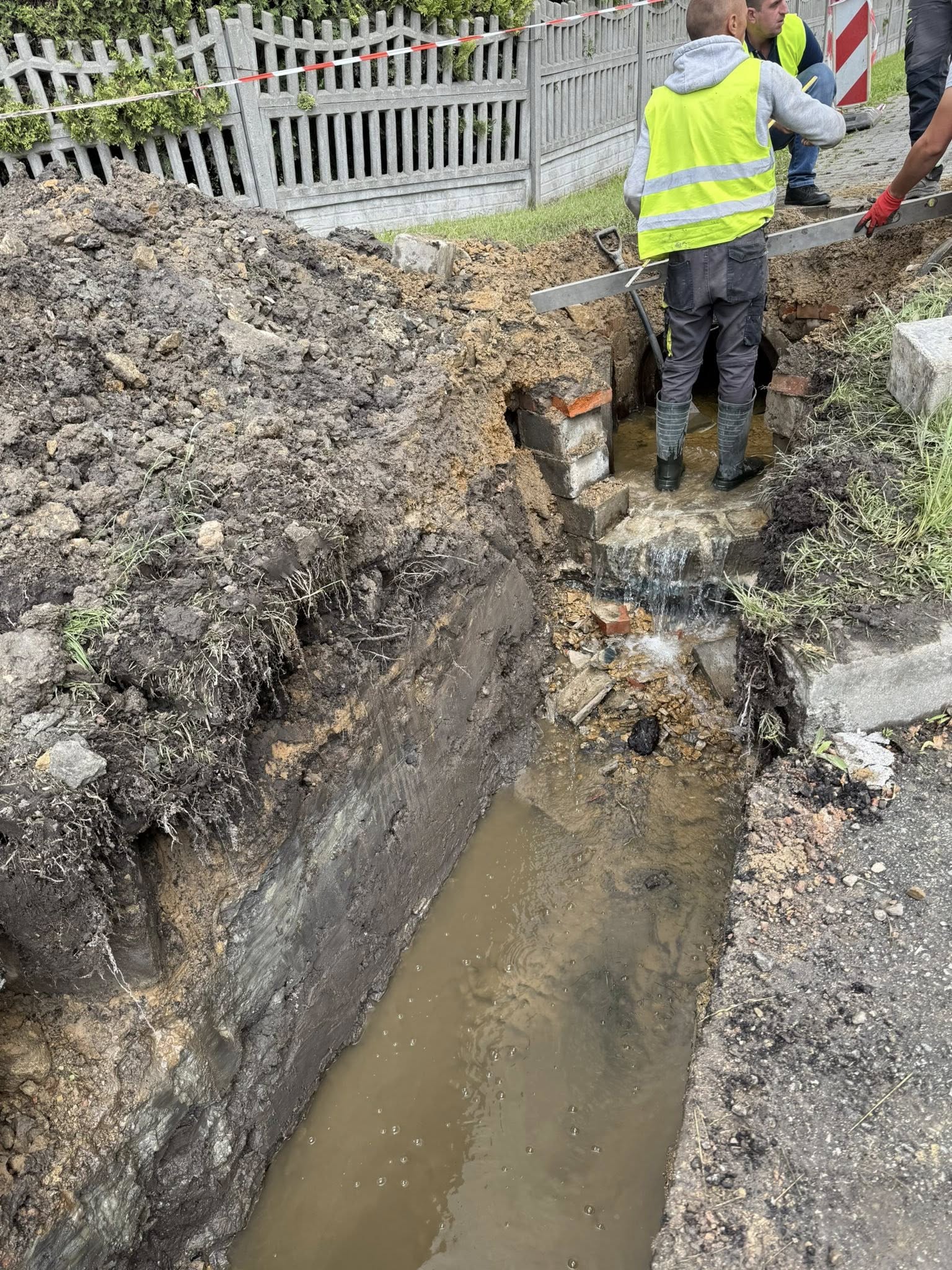 Rów wypełniony wodą 