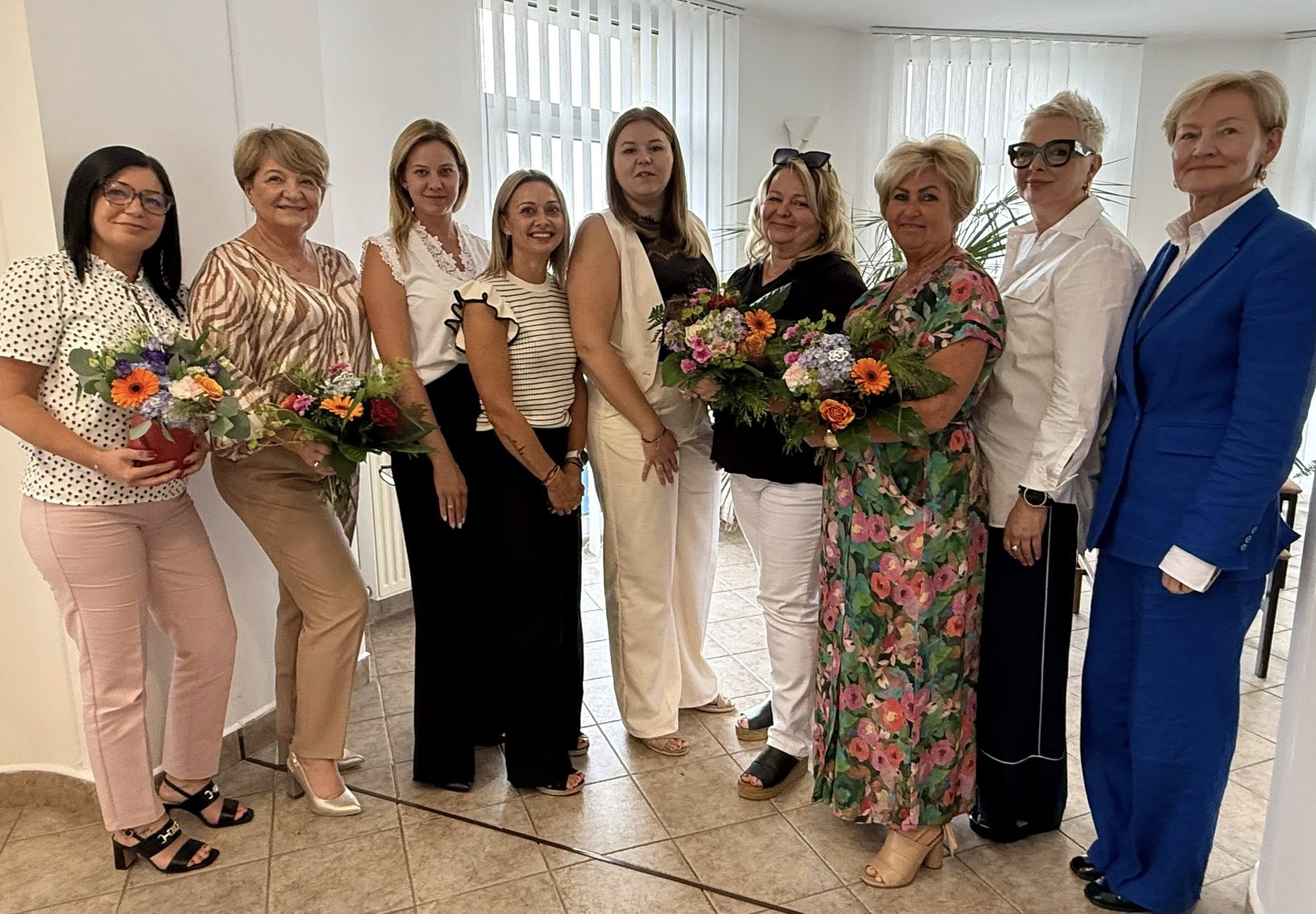 Osoby w sali pozujące do zdjęcia