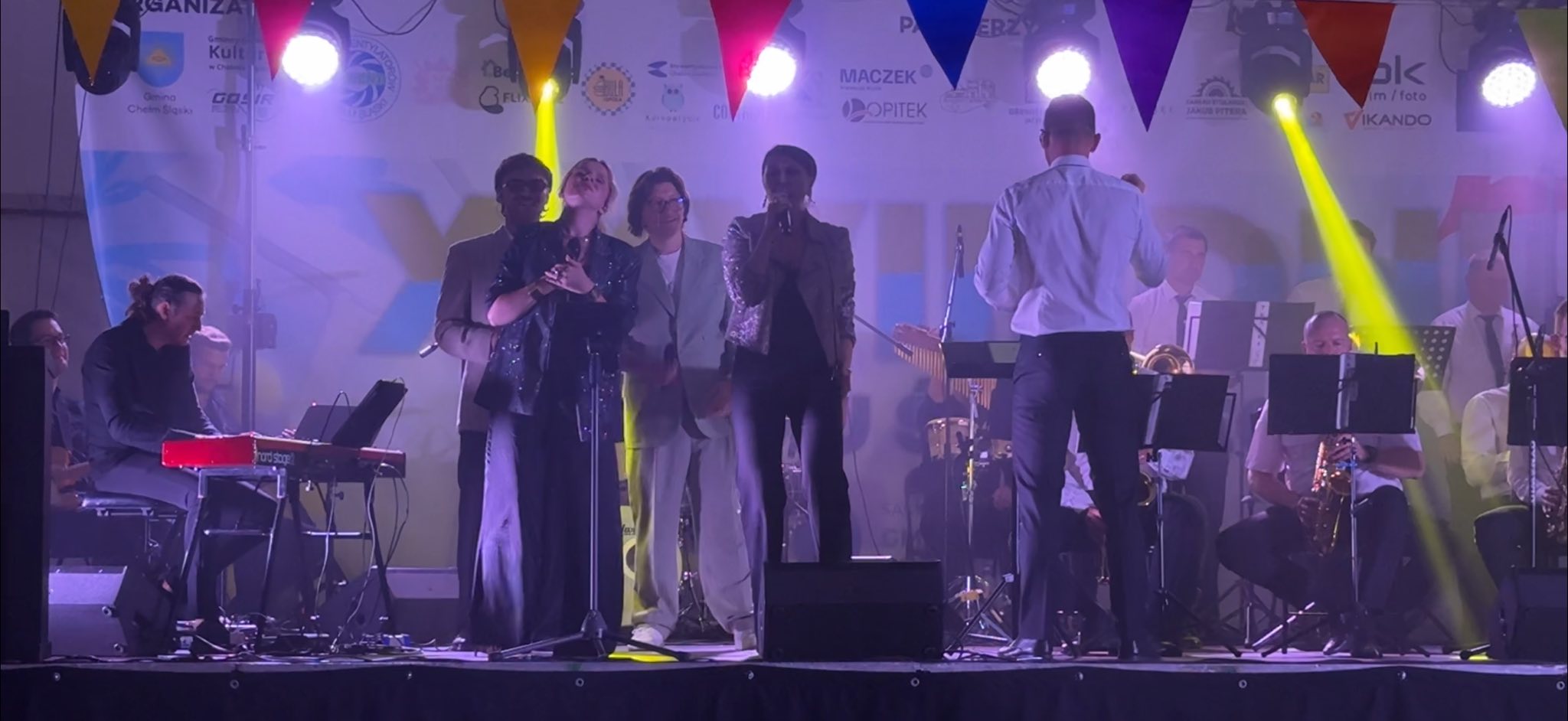 Artyści śpiewający na scenie 