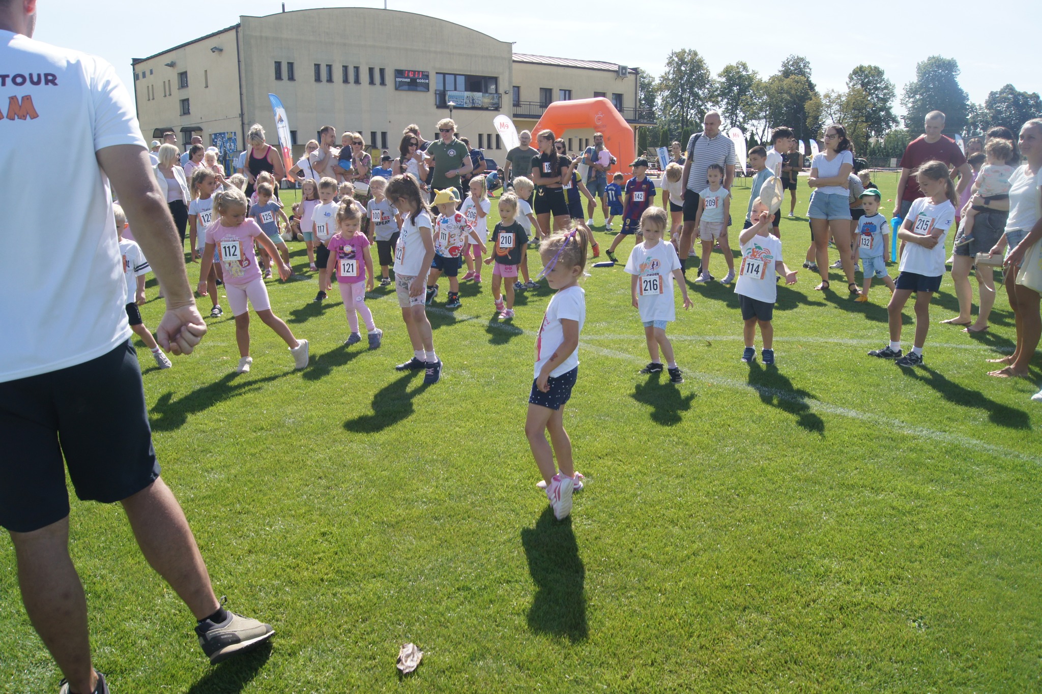 Dzieci przygotowujące się do biegu - rozgrzewka 