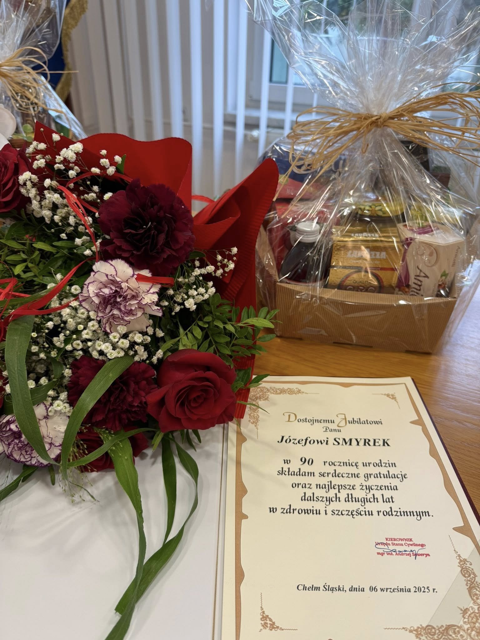KWiaty, dyplom i kosz dobroci 