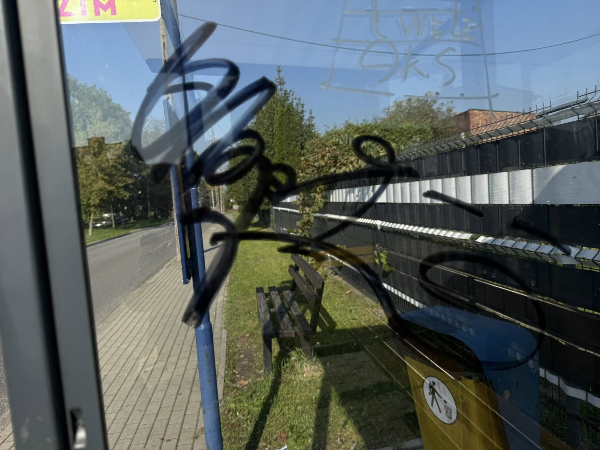 Popisana szklana wiata 