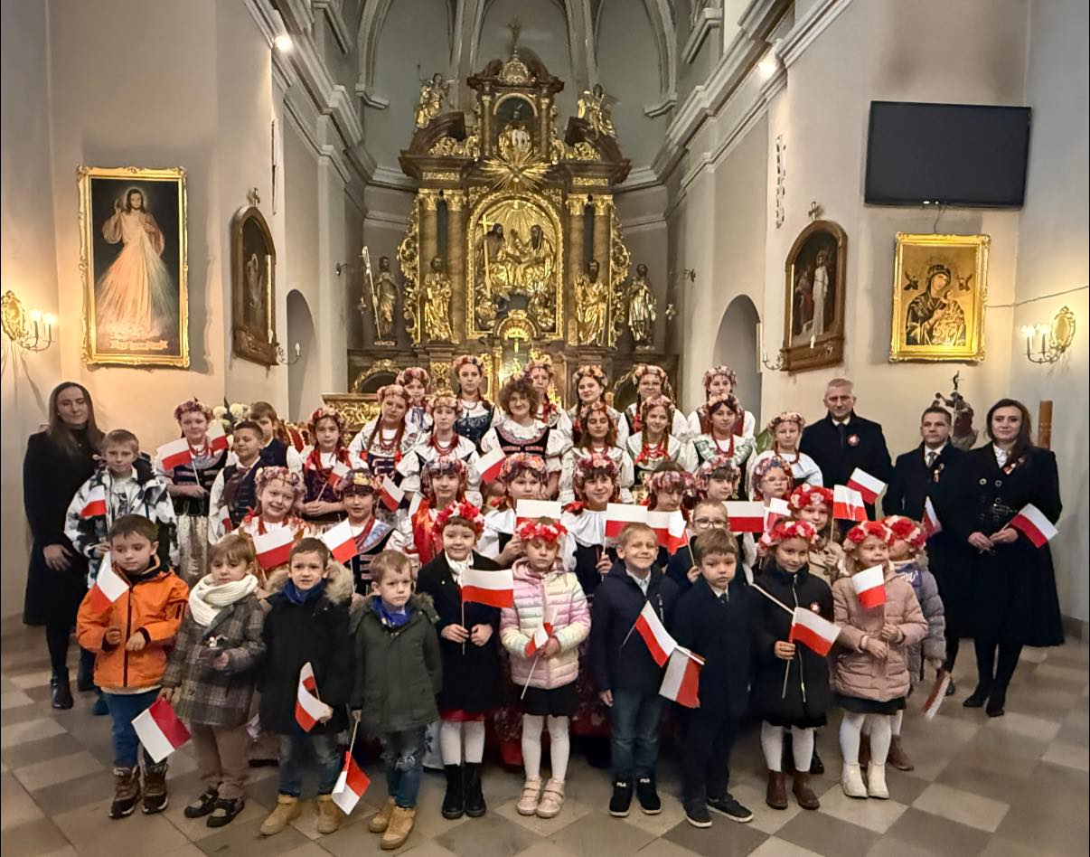 Osoby - dzieci w strojach śląskich pozujące do zdjęcia w kościele 