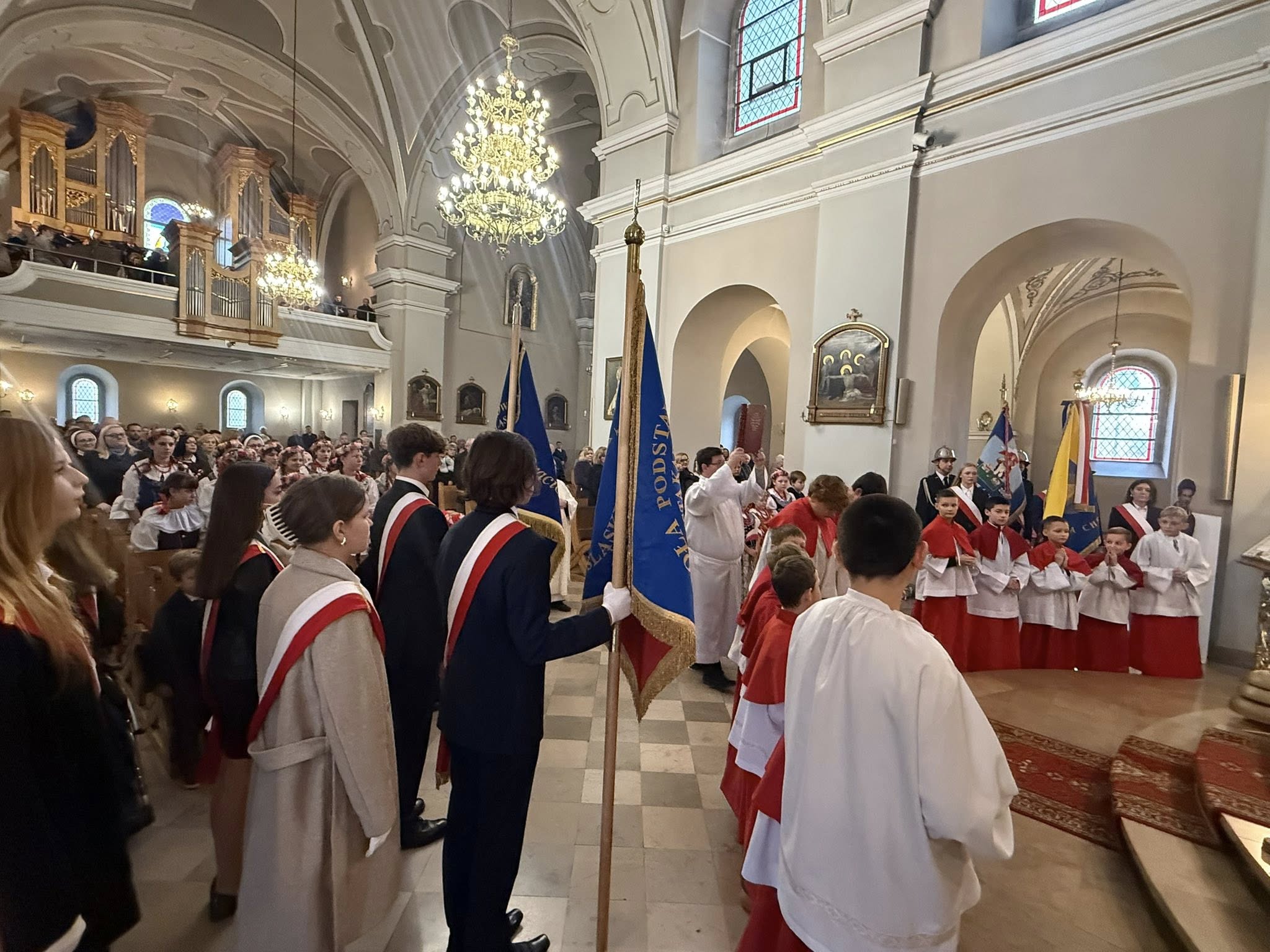 Osoby w kościele podczas uroczystości 