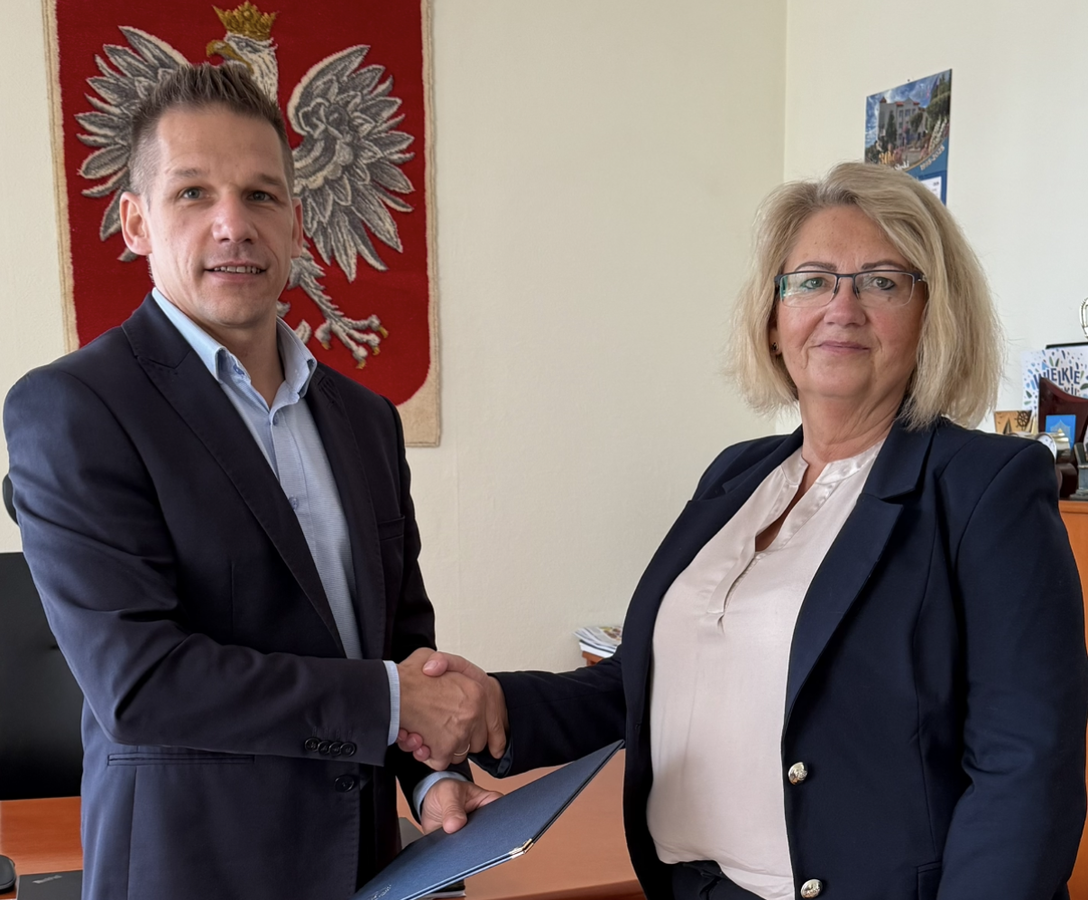 Kobieta i mężczyzna pozujący do zdjęcia 