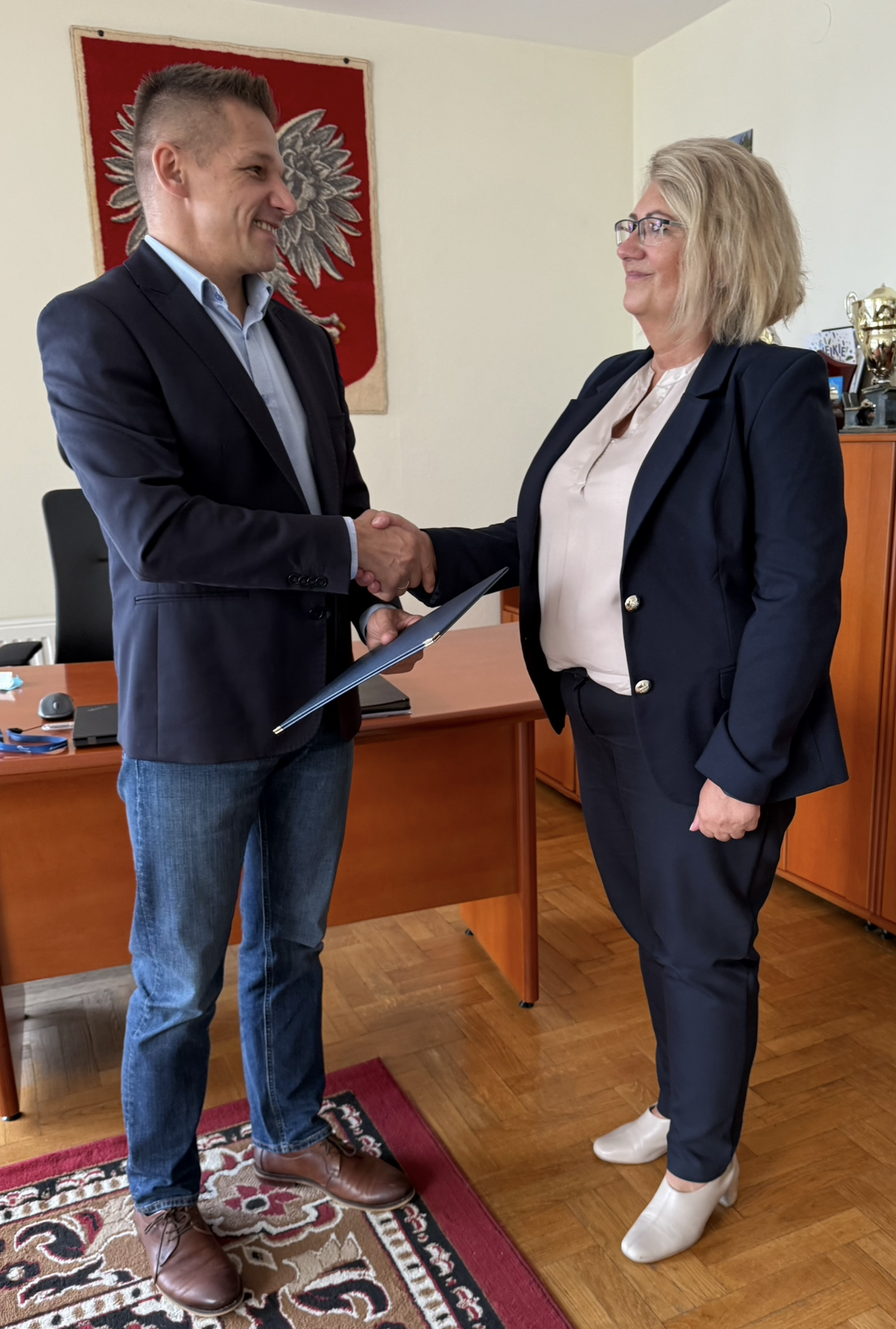 Kobieta i mężczyzna pozujący do zdjęcia w pomieszczeniu 