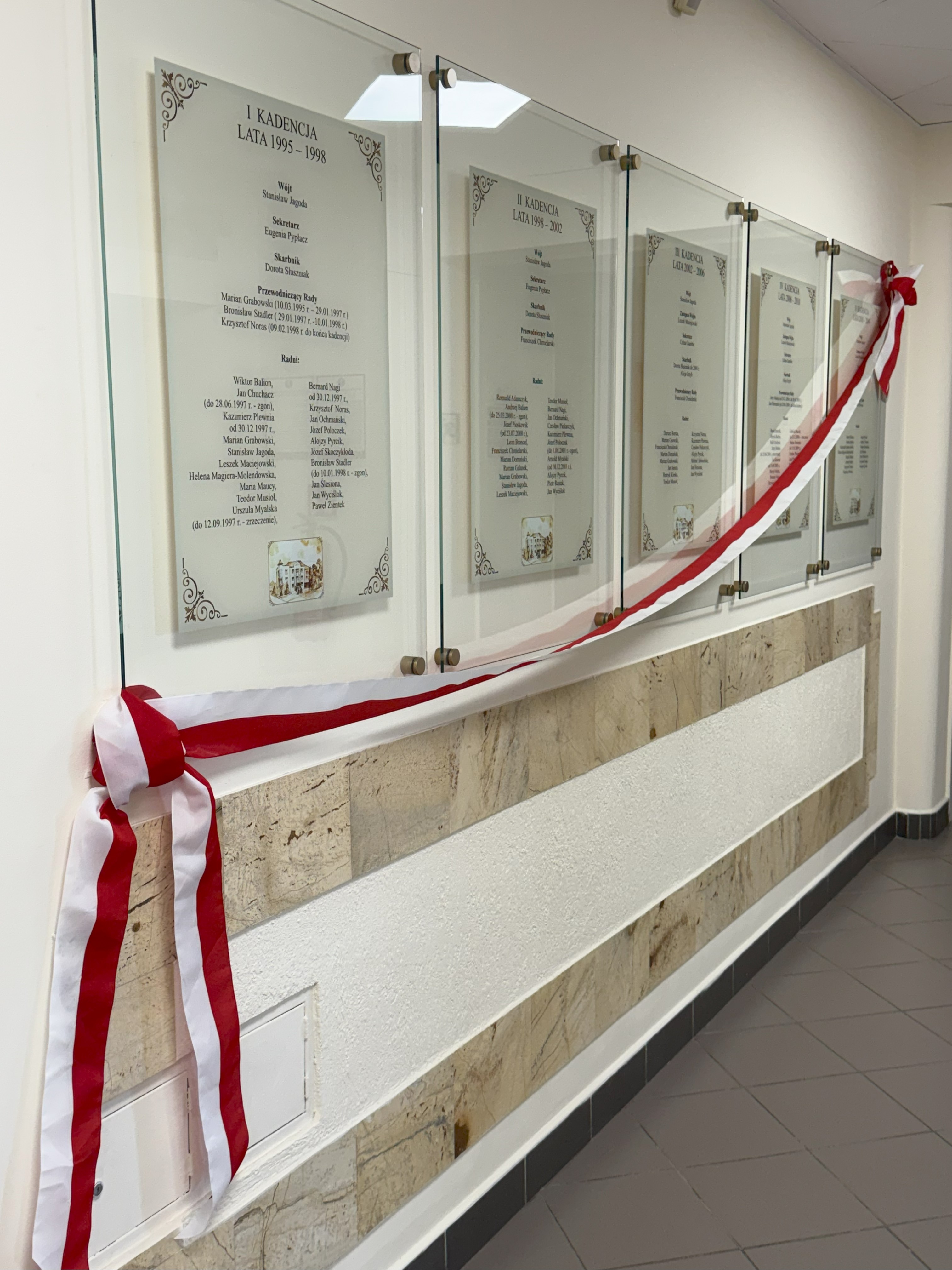 Tabla historyczne przepasane biało - czerwoną wstęgą