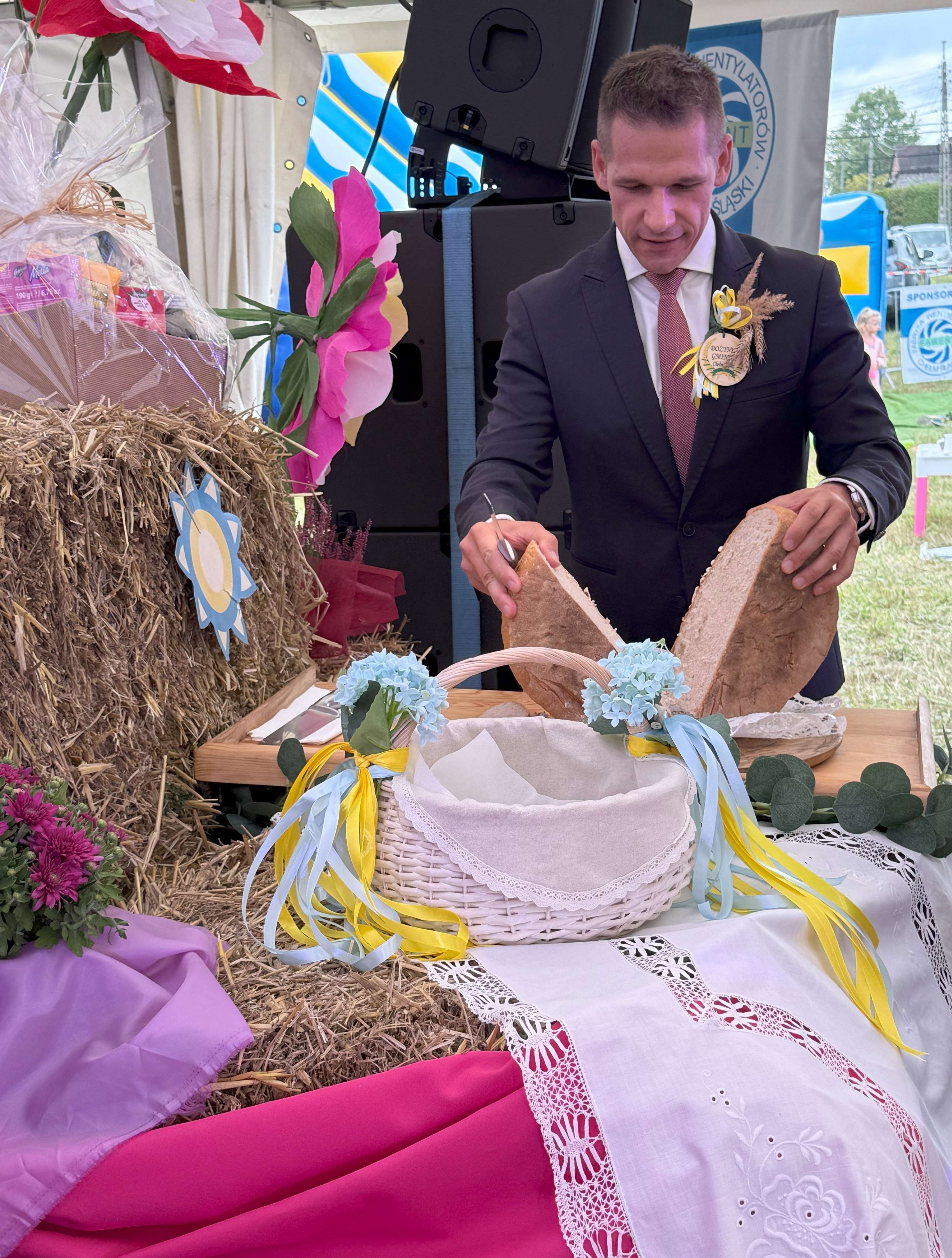 mężczyzna krojący chleb 