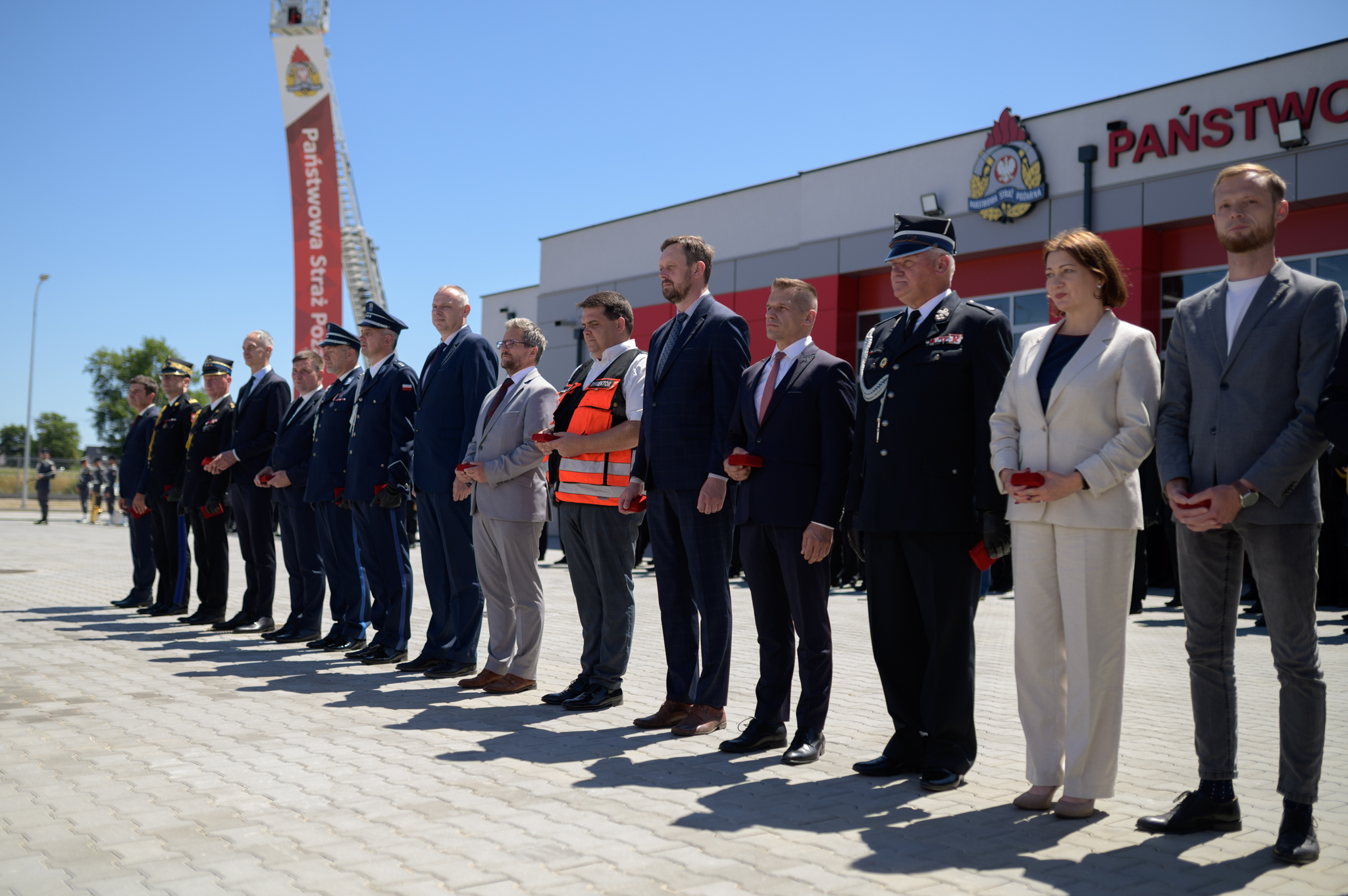 Osoby stojącre na placu przed JRG PSP