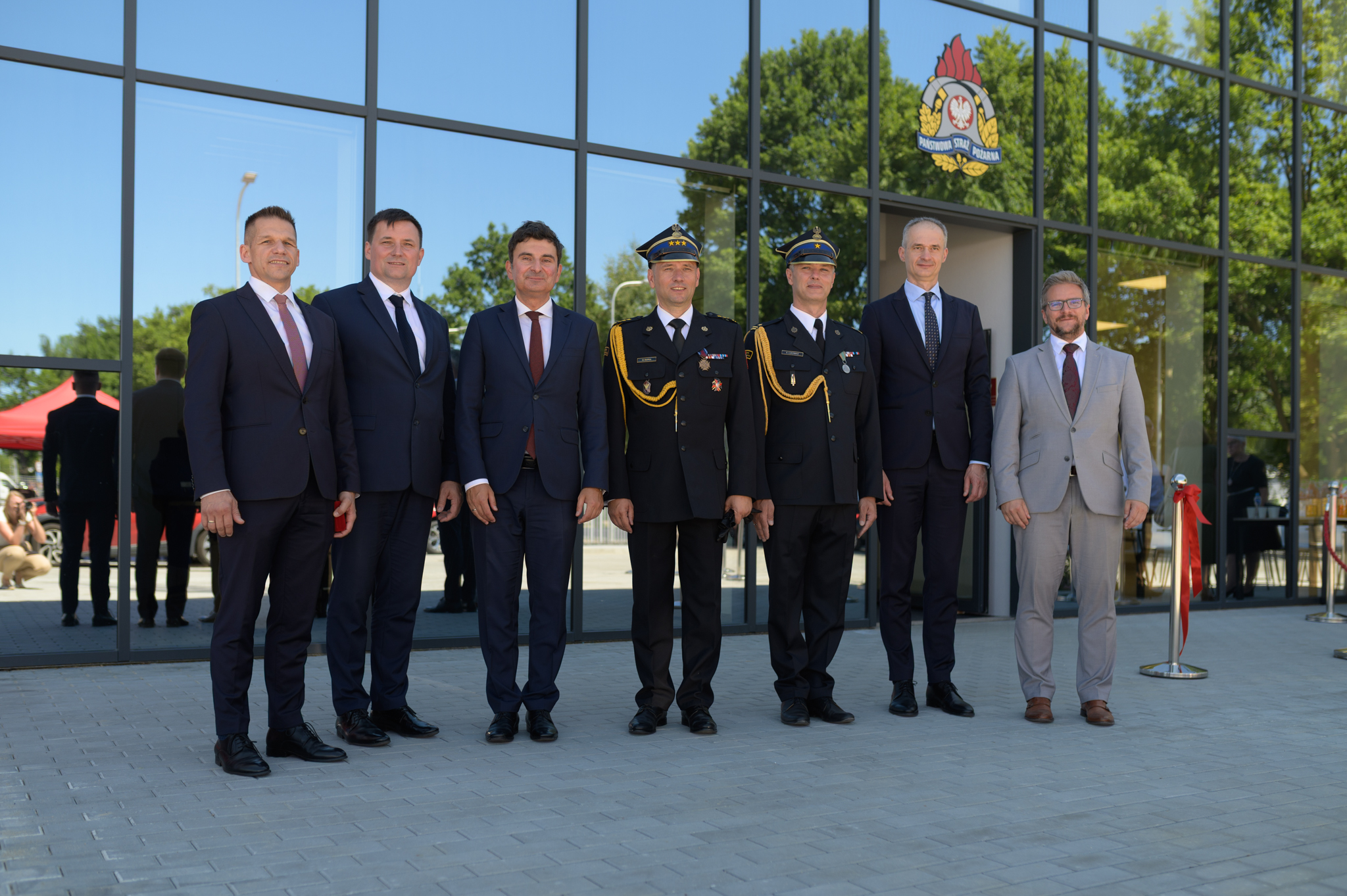 Mężczyźni pozujący do zdjęcia