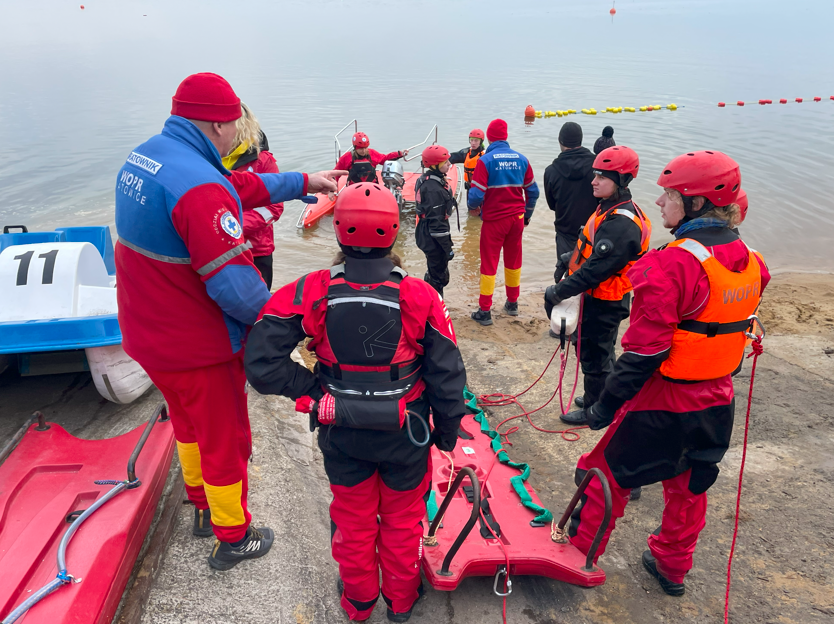 Ratownicynad jeziorem