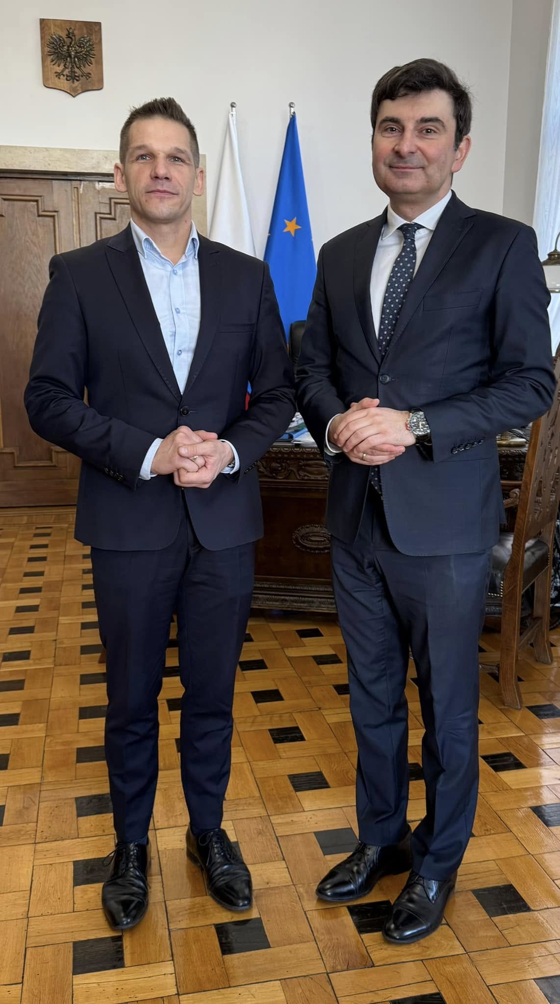 Mężczyźni stojący obok siebie w pomieszczeniu