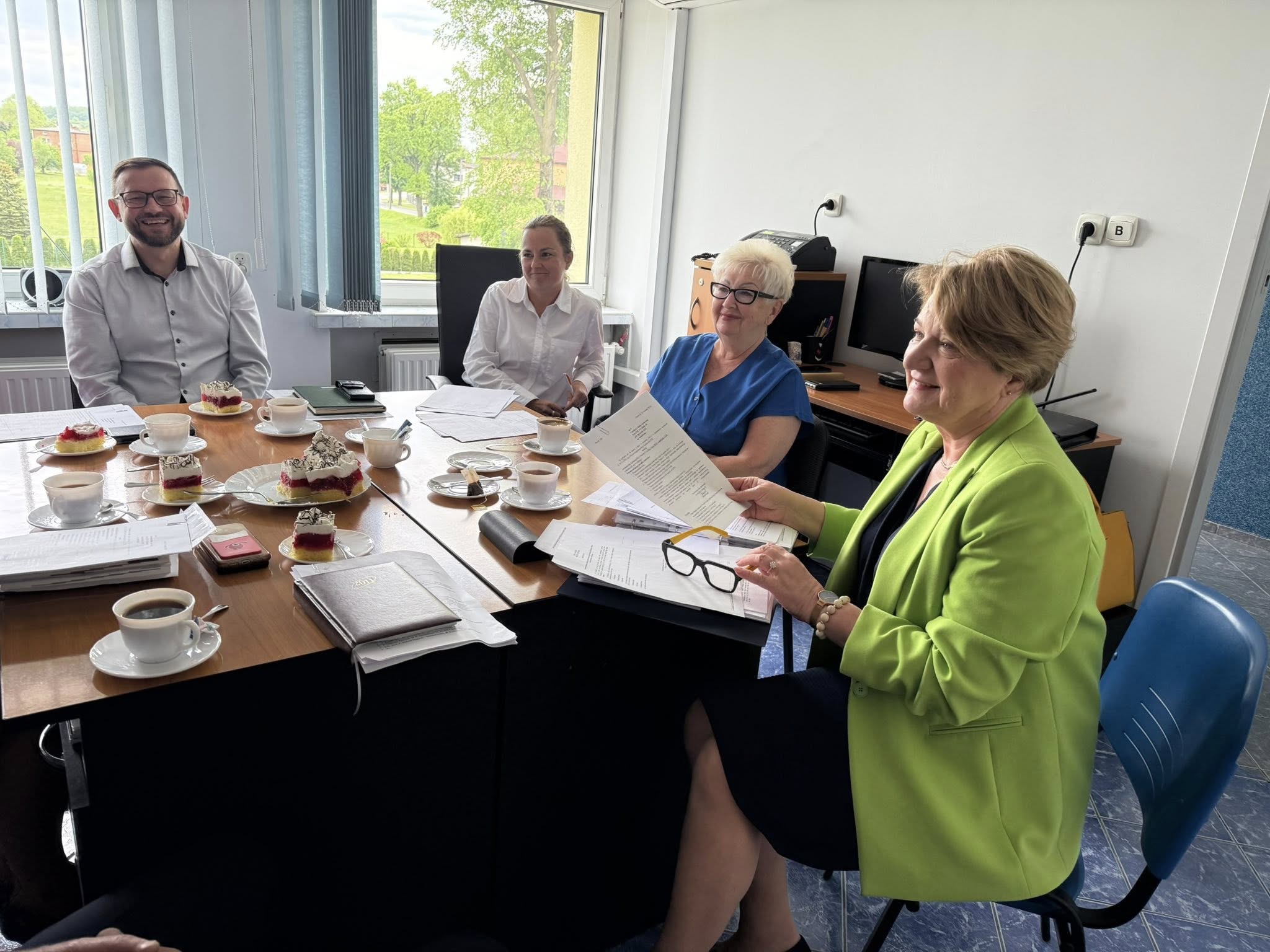 osoby siedzące przy stole w pomieszczeniu 