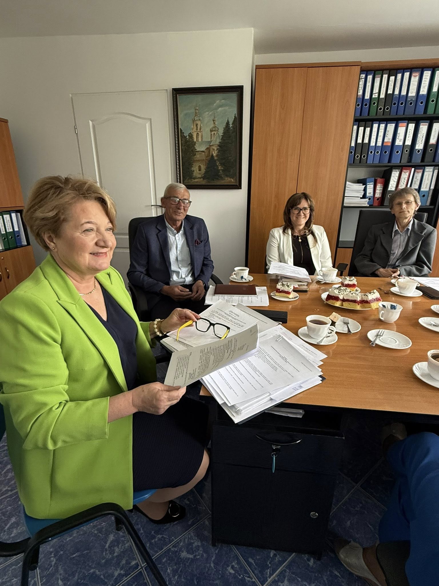 osoby siedące przy stole 