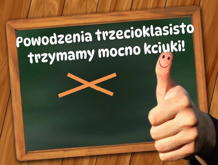 Tablica i podniesiony kciuk 