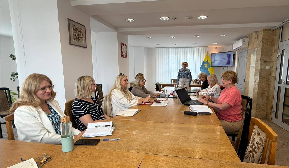 sala posiedzeń, na której siedzą uczestniczki szkolenia