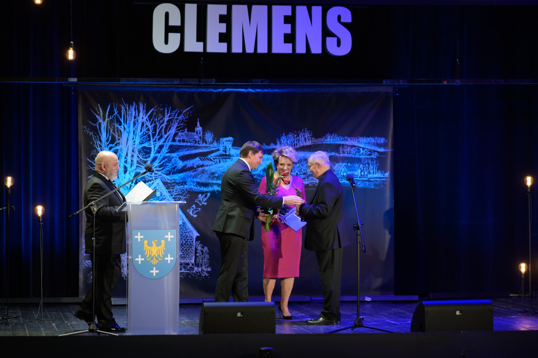 Clemens 2024 - laureat odbiera nagrodę na scenie 