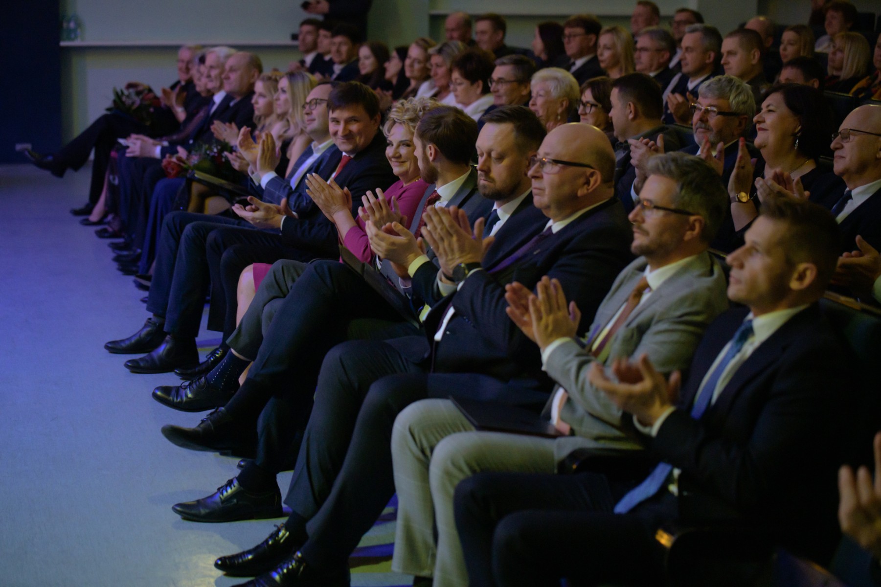 Osoby siedzące w sali widowiskowej 